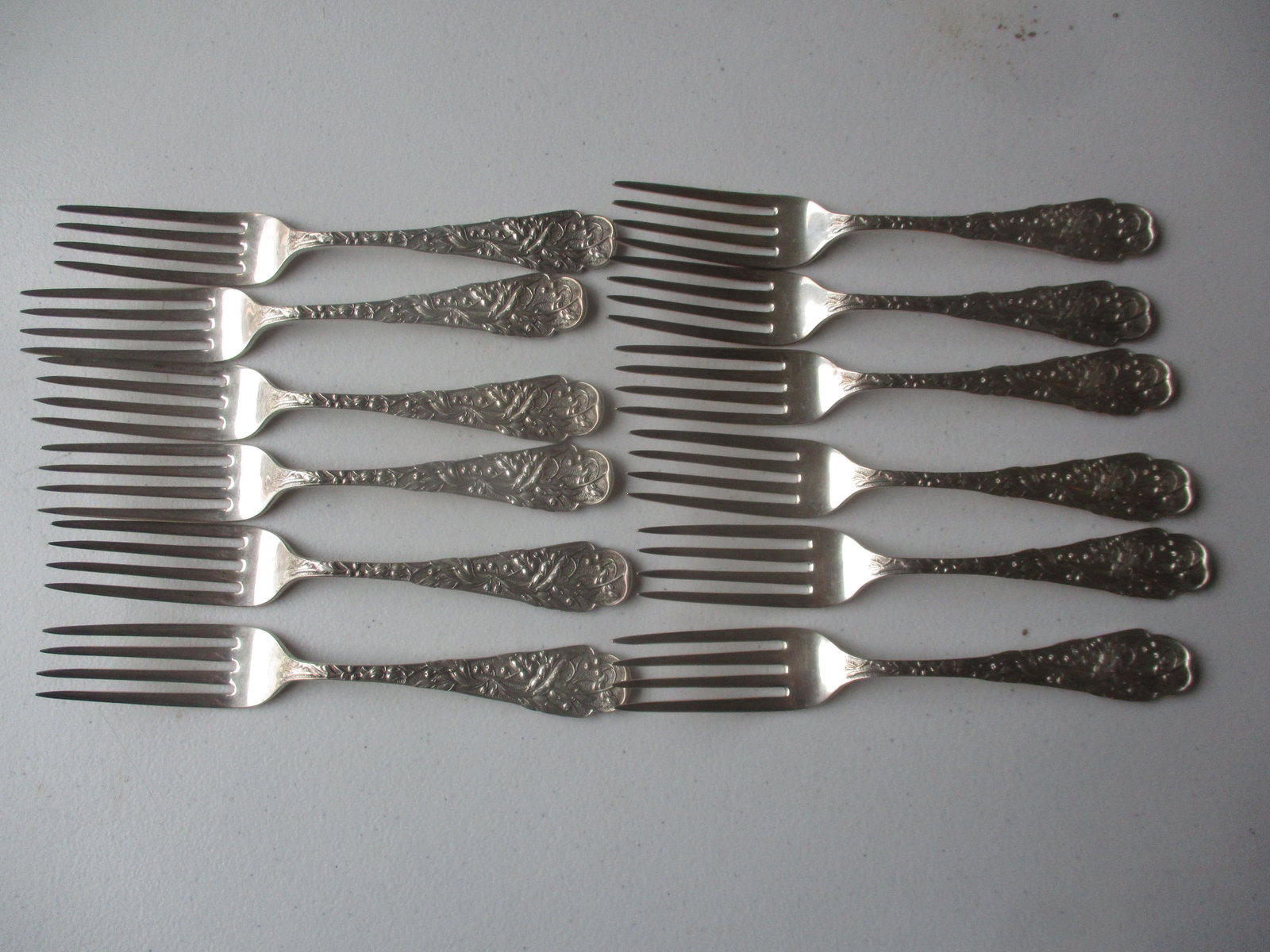 12 Sterling Forks: Appr. 17 troy ounces - See photos for condition and details