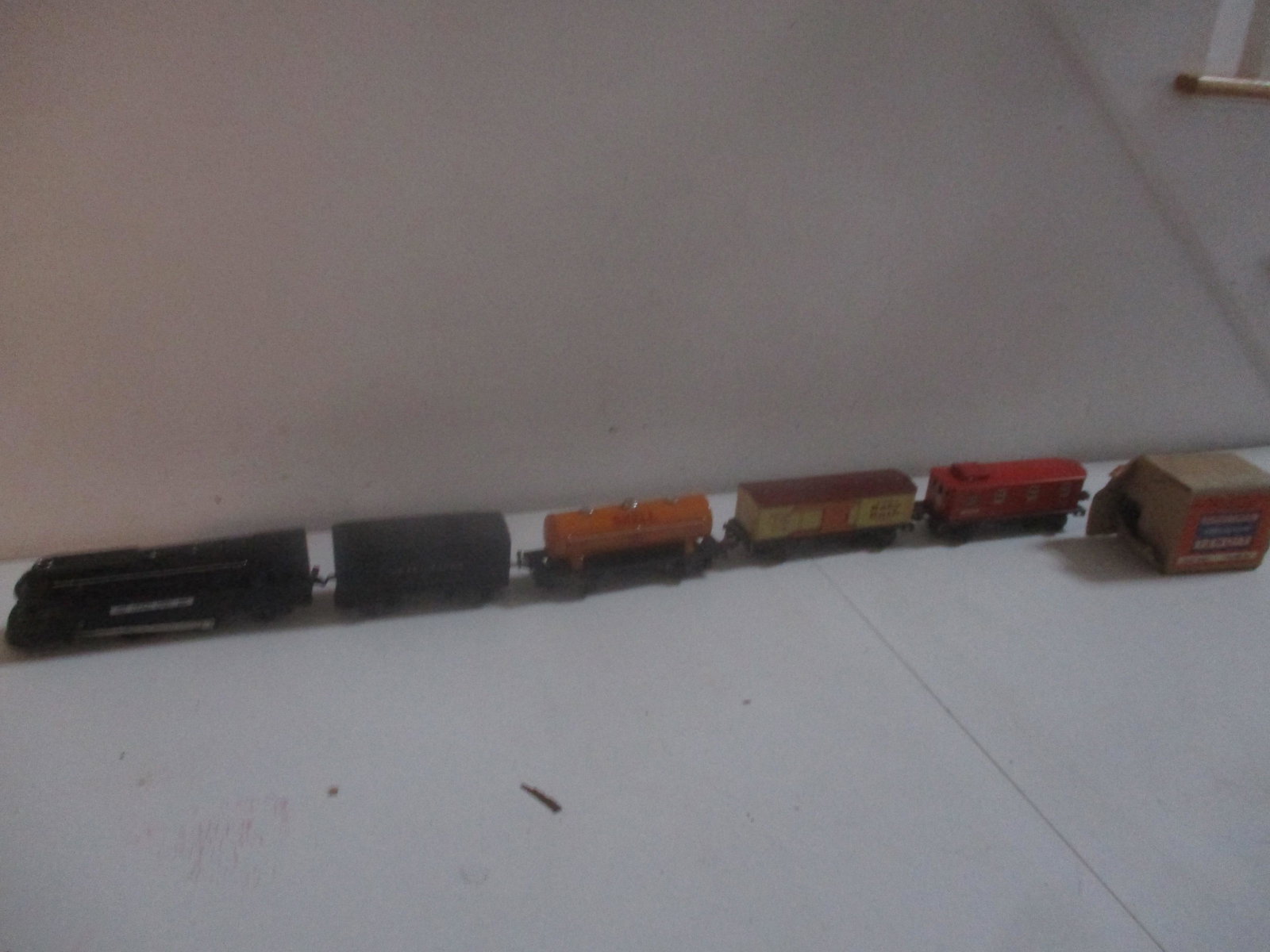 Lionel 1866 Streamliner Engine & Tender, 2 Cars,: Caboose, Transformer and Track - See photos for condition and details