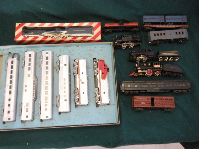 HO Model Trains - Aristo Craft, Penn Line, etc.: Aristo Craft, Penn Line (in box), HO Engines, Athearn Santa Fe Passenger Train, & Accessories