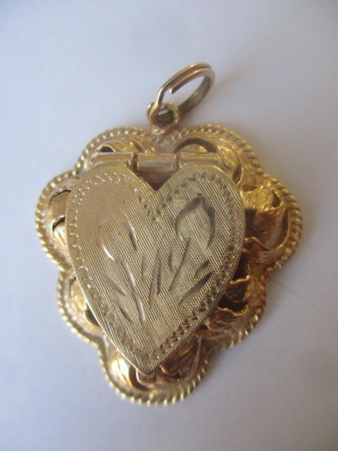 14K Heart Locket: Appr. 7 grams - See photos for condition and details