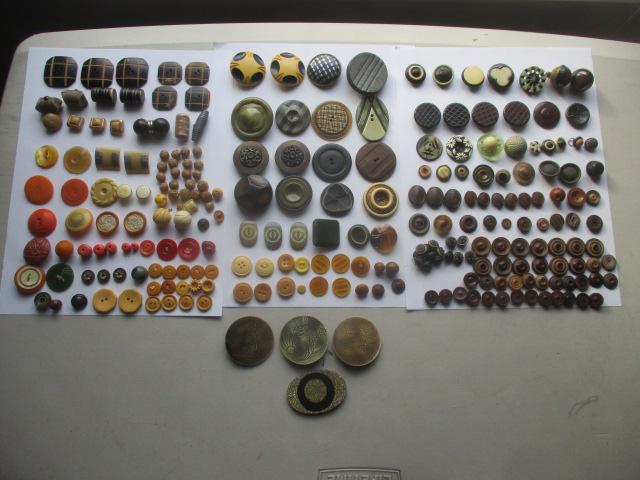 Bakelite & Other Plastic Buttons: See photos for condition and details