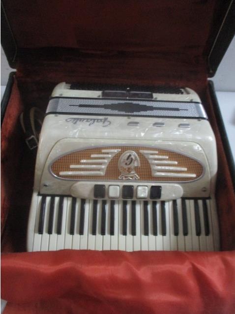 Galanti Pearl Colored Accordion with Case (1 of 8)