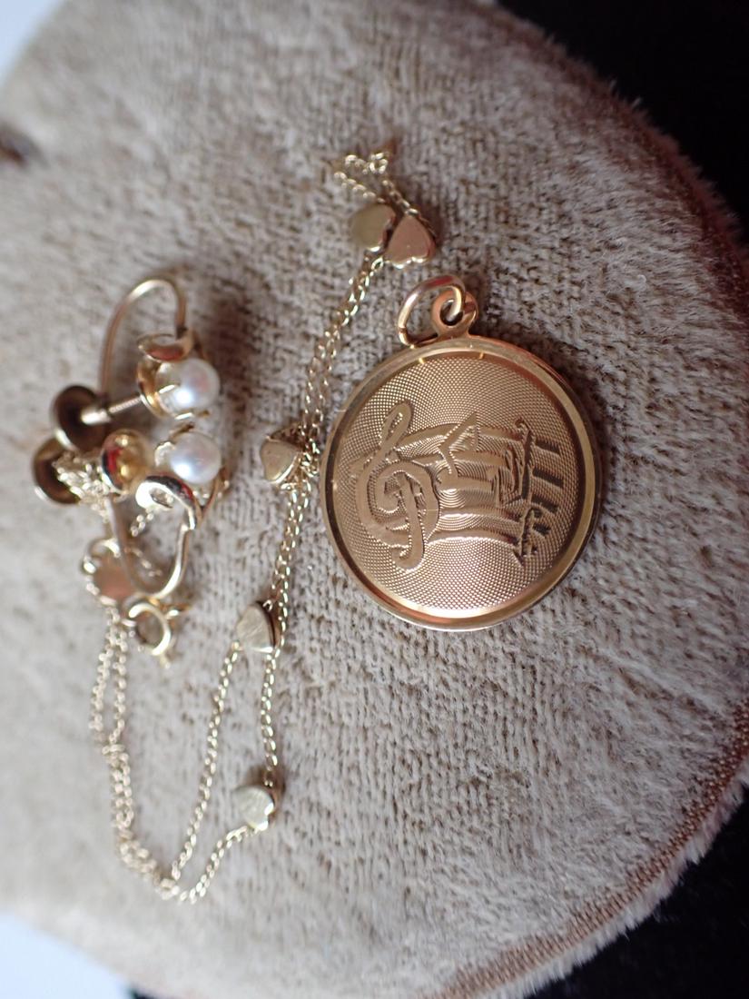 14K G Clef Charm, 16" Chain with Hearts & Pearl Earrings (1 of 7)
