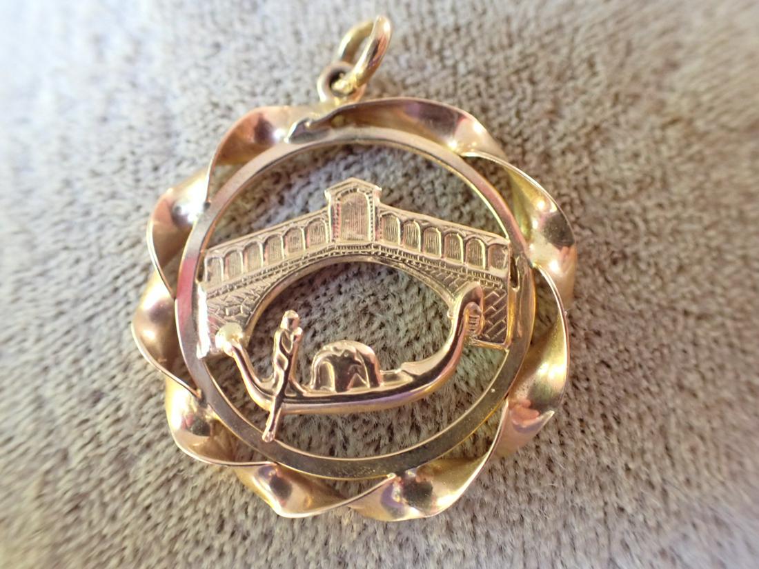 18K Gold Italian 1 1/8" Diameter Charm: Appr. 4 Grams. Please see photos for details and condition.