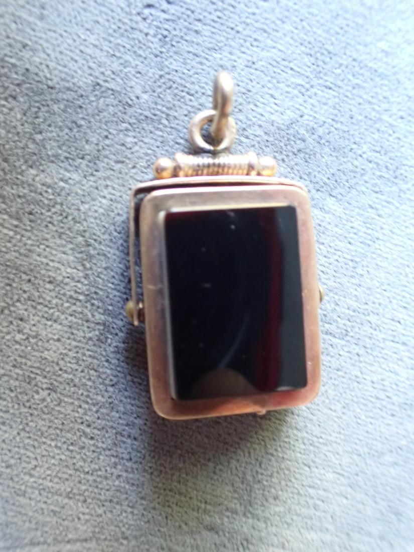 10K & Onyx Locket: Appr. 9 Grams with Stone. Please see photos for details and condition.