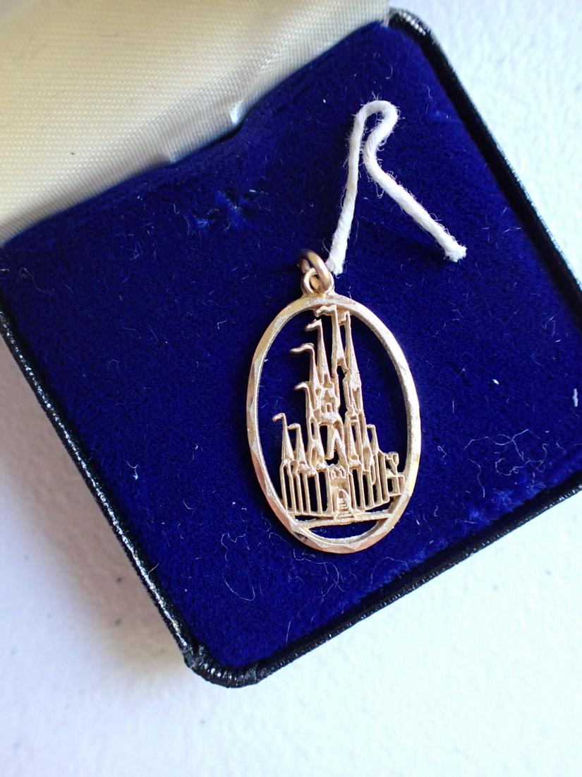 14K Walt Disney World Gold Charm with Box: Appr. 2 Grams. Please see photos for details and condition.