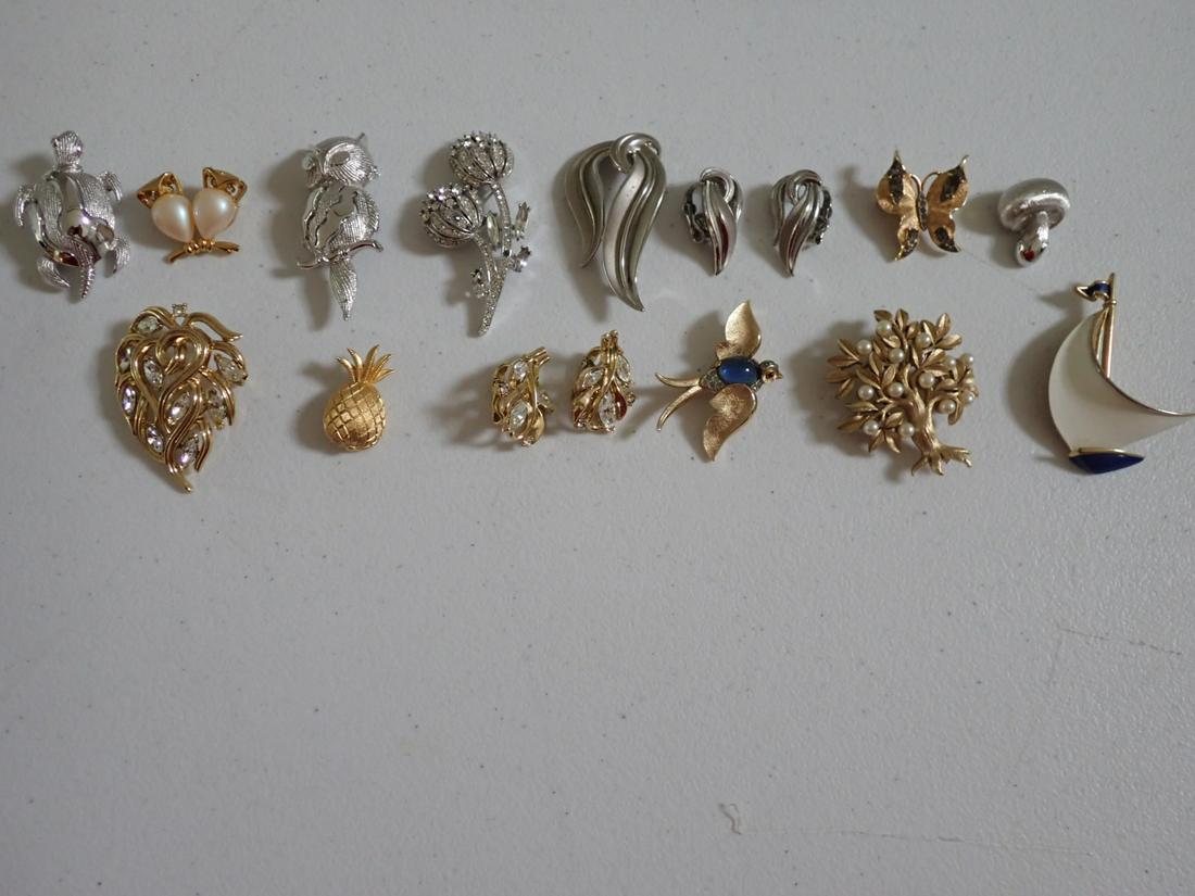 12 Signed Trifari Pins & 2 Pairs of Earrings - Jelly Belly Bird (1 of 12)