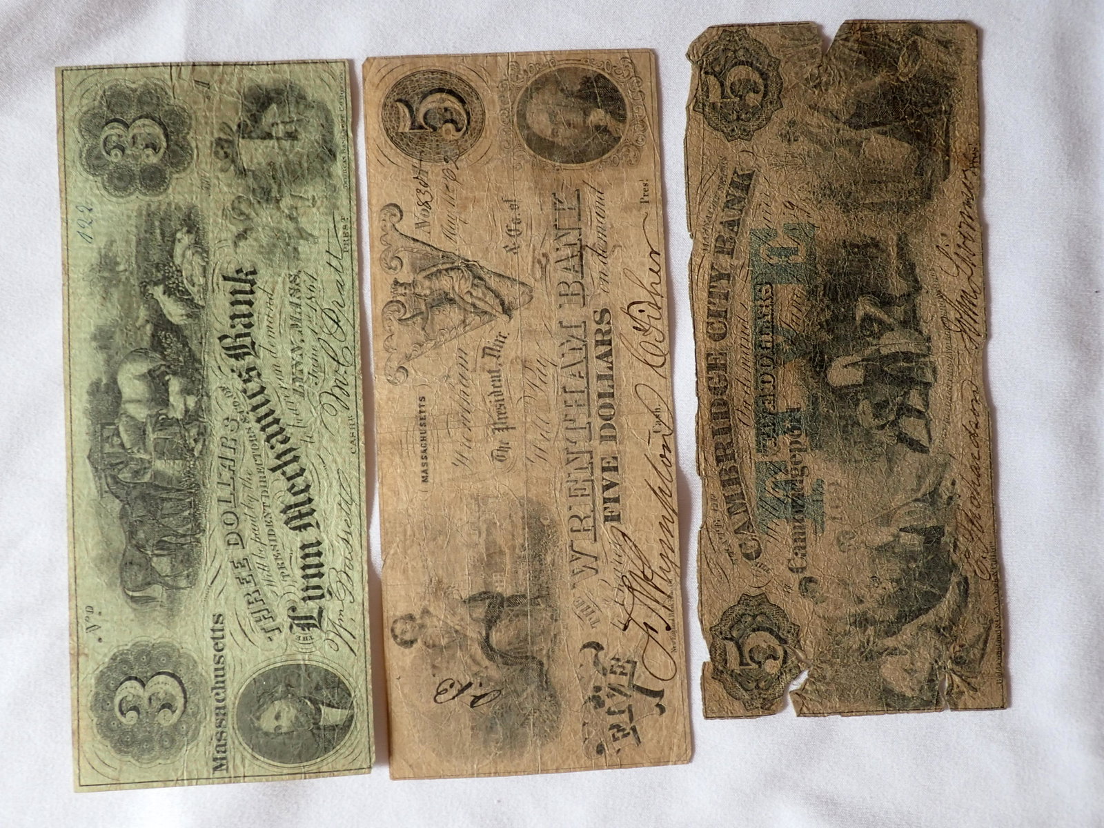 Bank Notes - 1800's: Cambridge City Bank $5 Altered Lynn Mechanics Bank (Spurious) $3 1864 Wrenthem Bank (Spurious) $5 1862. Please see photos and come to the 2 day preview for condition.