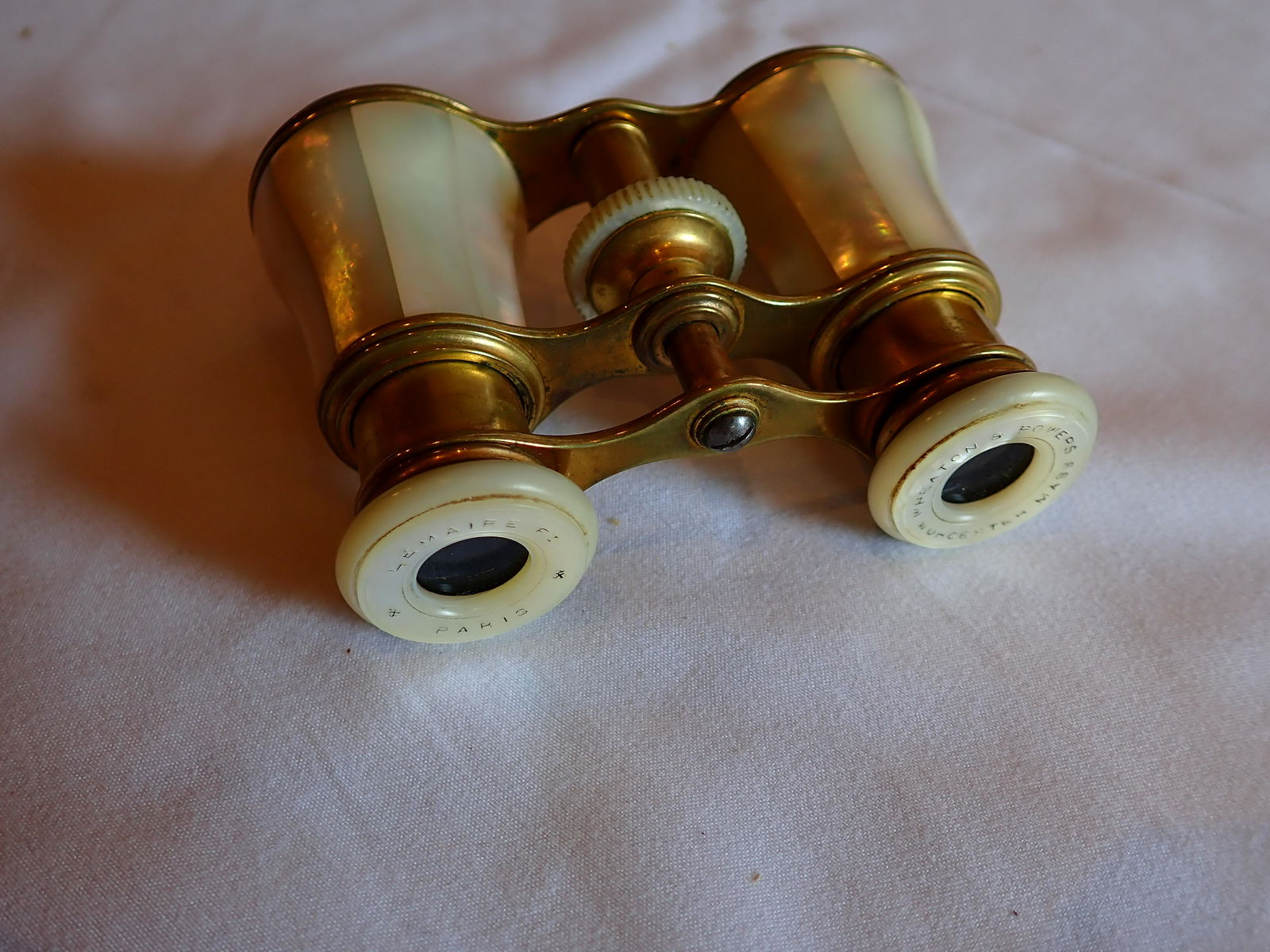 Mother of Pearl Opera Glasses Wheaton & Powers: with Canvas Bag. Please see photos and come to the 2 day preview for condition.