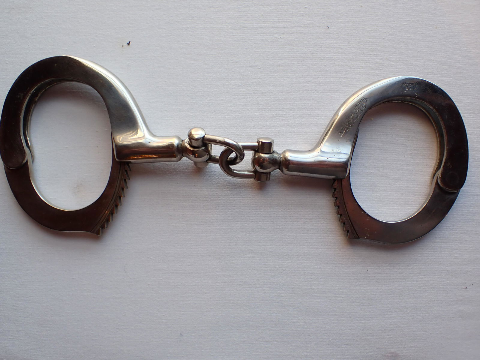 Harrington & Richardson Handcuffs Worcester (1 of 6)