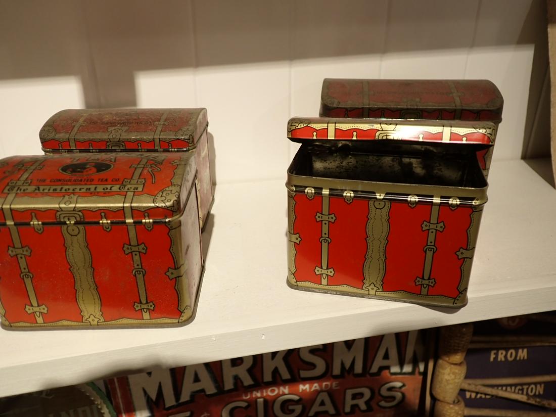 4 Swee-Touch-Nee Tins & Hinged Consolidated Tea Co Tin: 2 Very good condition and 2 show wear. Please see photos and come to the 2 day preview for condition.