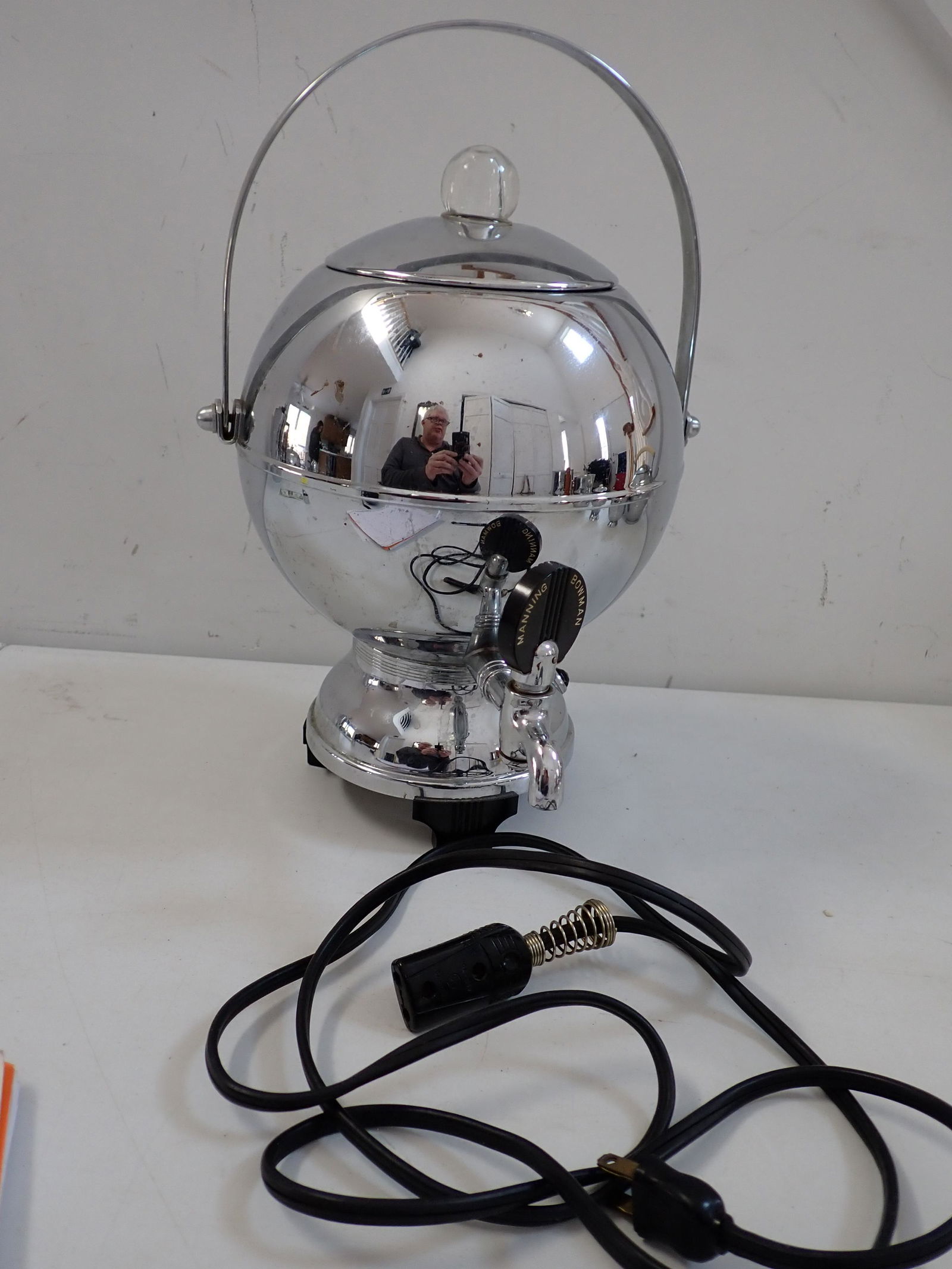 Manning Bowman Co. Chrome and Bakelite Percolator 13" (1 of 8)