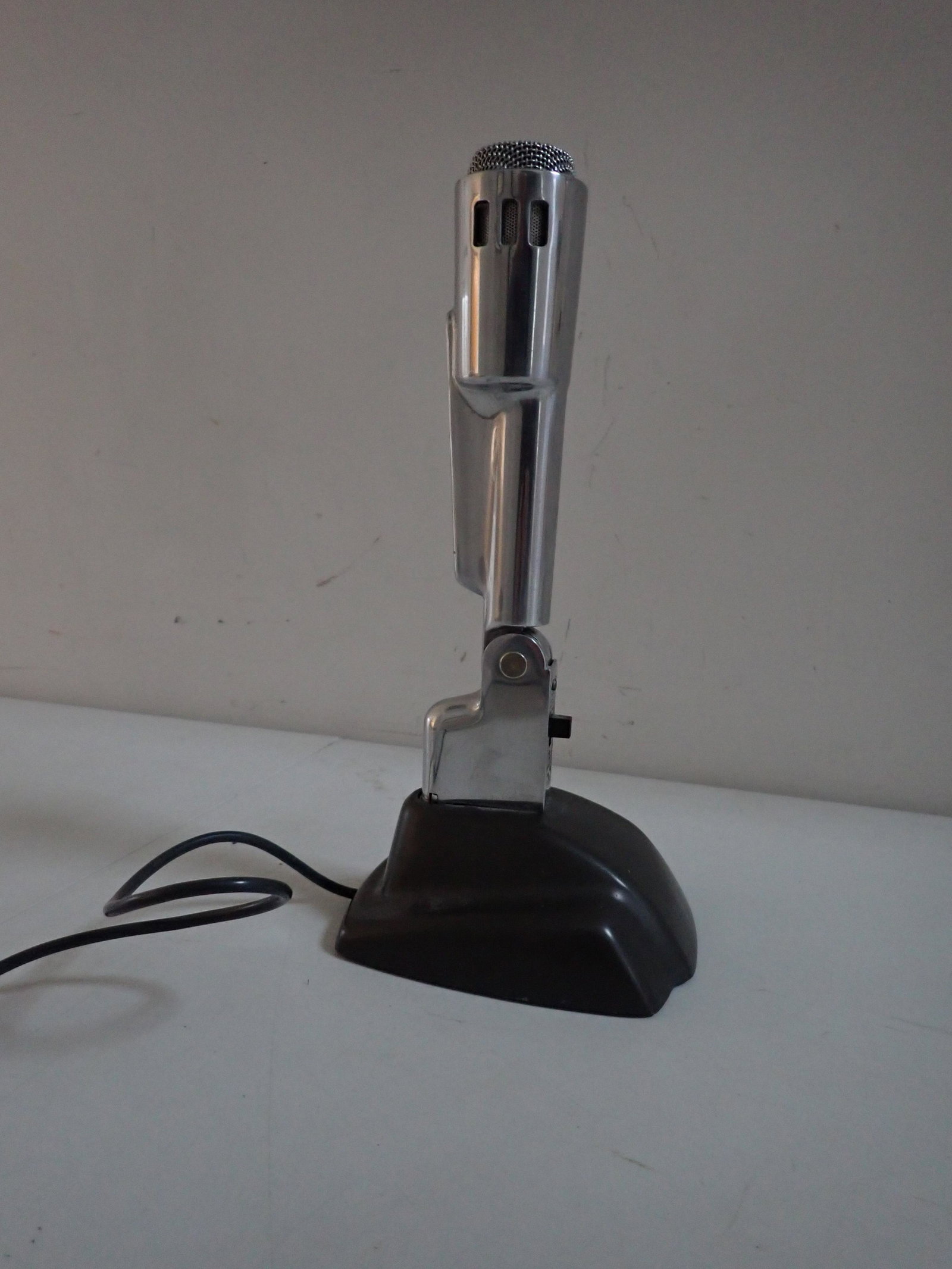 De Kane Corporation Dynamic Cardio Microphone: Model 7A160. 11 1/2" Tall. See photos for condition and details. Local pick-up available on February 4th or 3rd party shipping available. Please see terms.