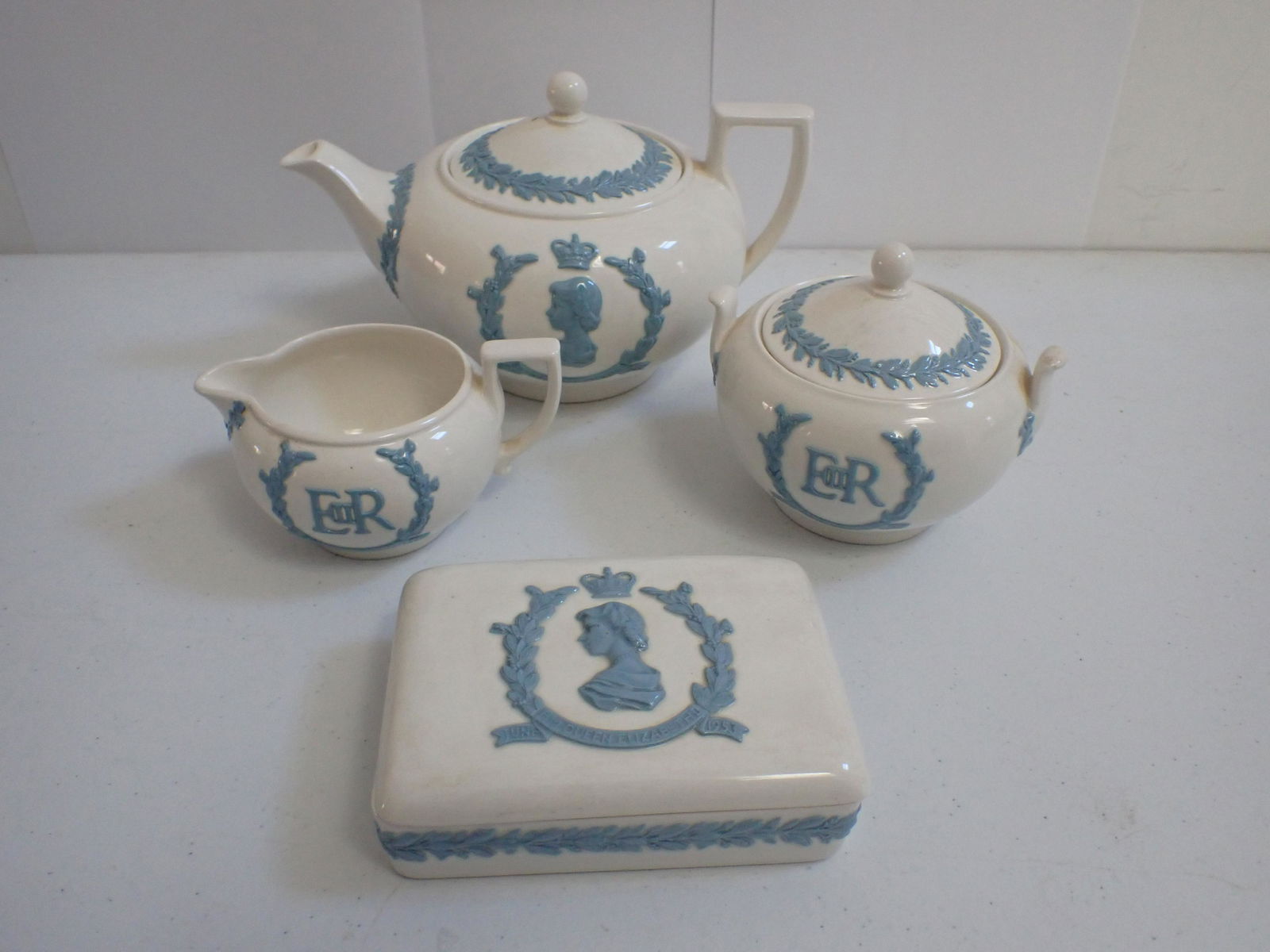 Wedgwood Queens Ware Coronation 1953 Teapot, Sug./Cream/+ (1 of 15)