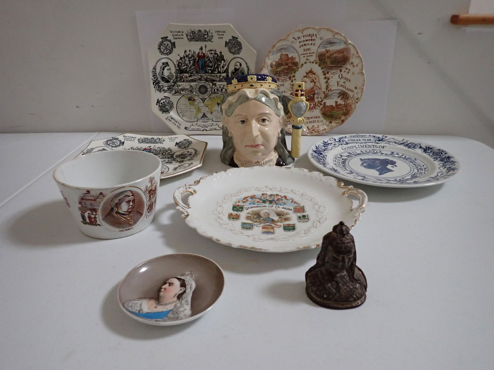 Queen Victoria Royal Doulton Jug and Other Royal China (1 of 20)