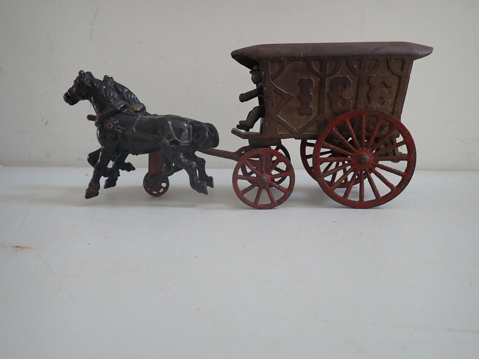 Dent Cast Iron Horse Drawn Ice Wagon. (1 of 7)