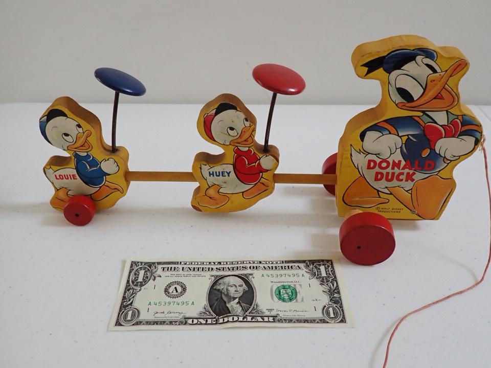 Walt Disney Donald Duck, Huey and Louie Fisher Price Pull Toy (1 of 7)