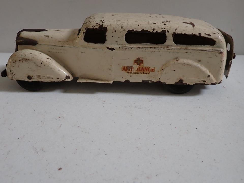 Wyandotte Toys, Ambulance, Pressed Steel (1 of 11)