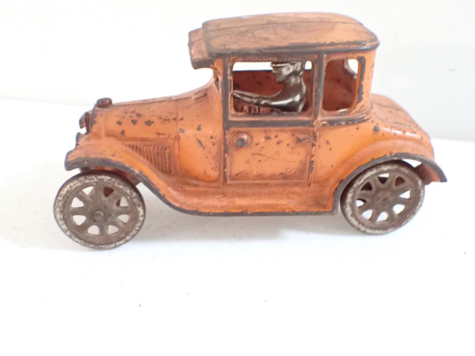 Arcade Cast Iron Coupe. (1 of 11)