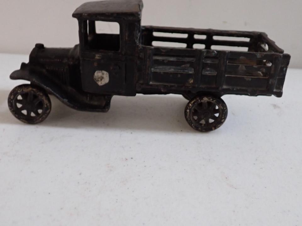 Arcade Cast Iron Truck. (1 of 11)