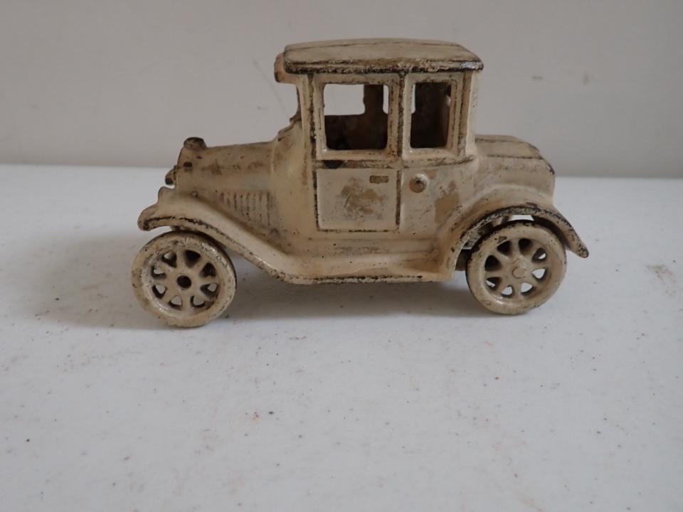 Arcade Cast Iron Coupe. (1 of 9)