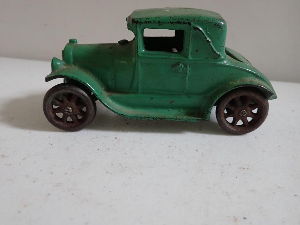 Arcade Cast Iron Auto. Stamped 116L and 116R. Has Rumble Seat (1 of 9)