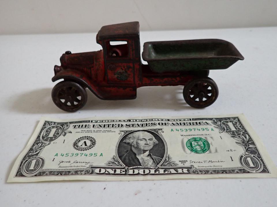 Arcade Dump Truck. Cast Iron. (1 of 5)