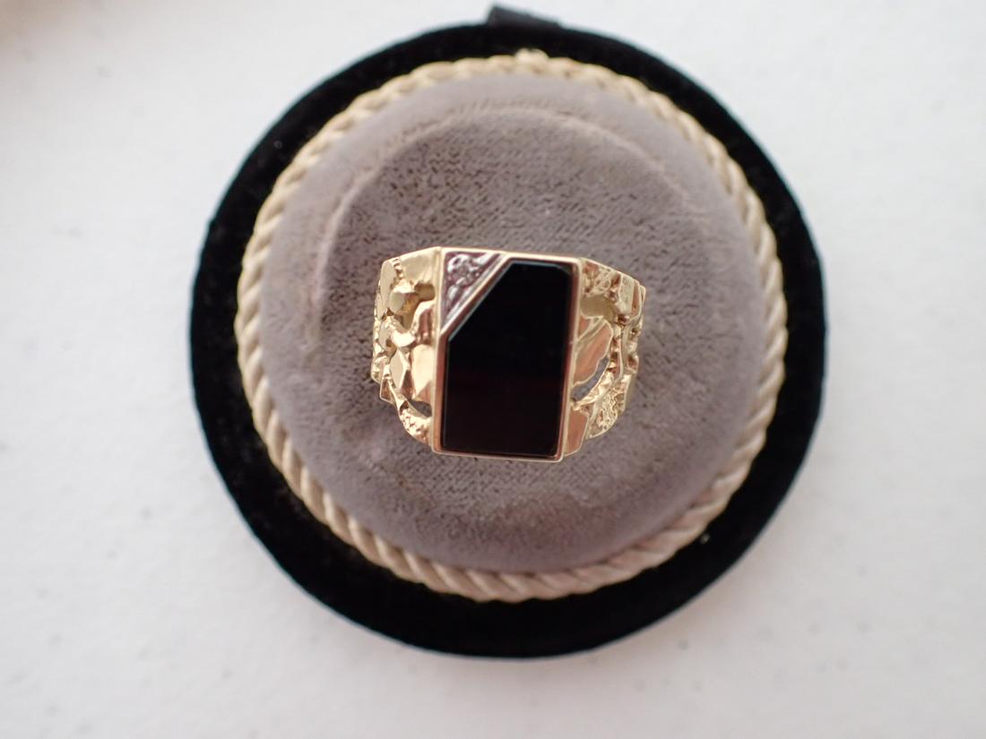 10K & Onyx Ring. 5.7 grams with stone -Size 9 1/2: Please See pictures for condition and details