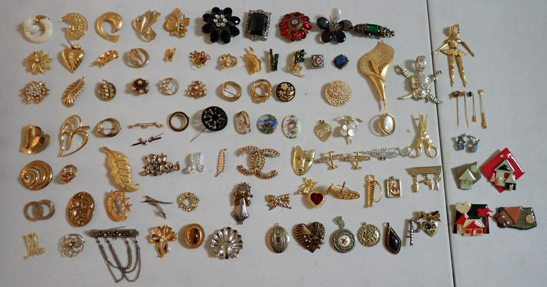 Late 20th Century Costume Pins and Pendants: Pair of earrings, house pins by Lucinda, Micro Mosaic, lockets, etc.