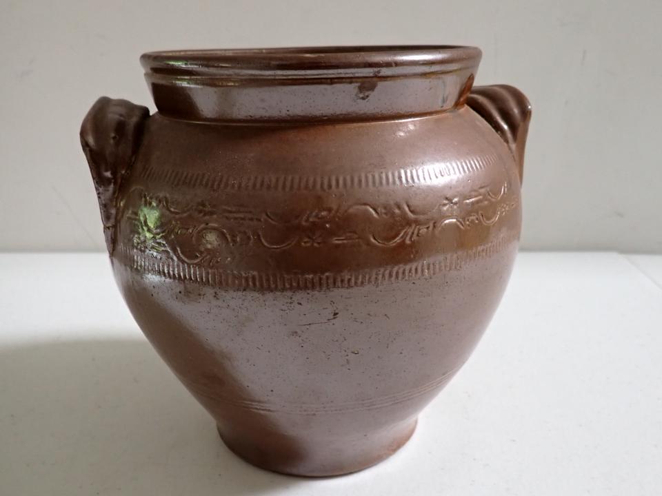 Redware Handled Crock. Incised Design around edge.: Similar to lot 705 which was from the George S. McKearin Collection. May have been from the same collection. Small nicks on top. 7" tall x 5" diameter. Good overall condition.