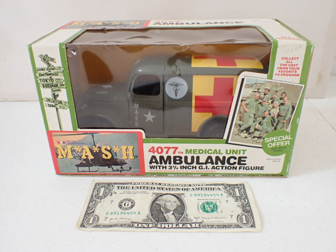 M.A.S.H. Mash 4077th Medical Unit Ambulance  with Box (1 of 11)
