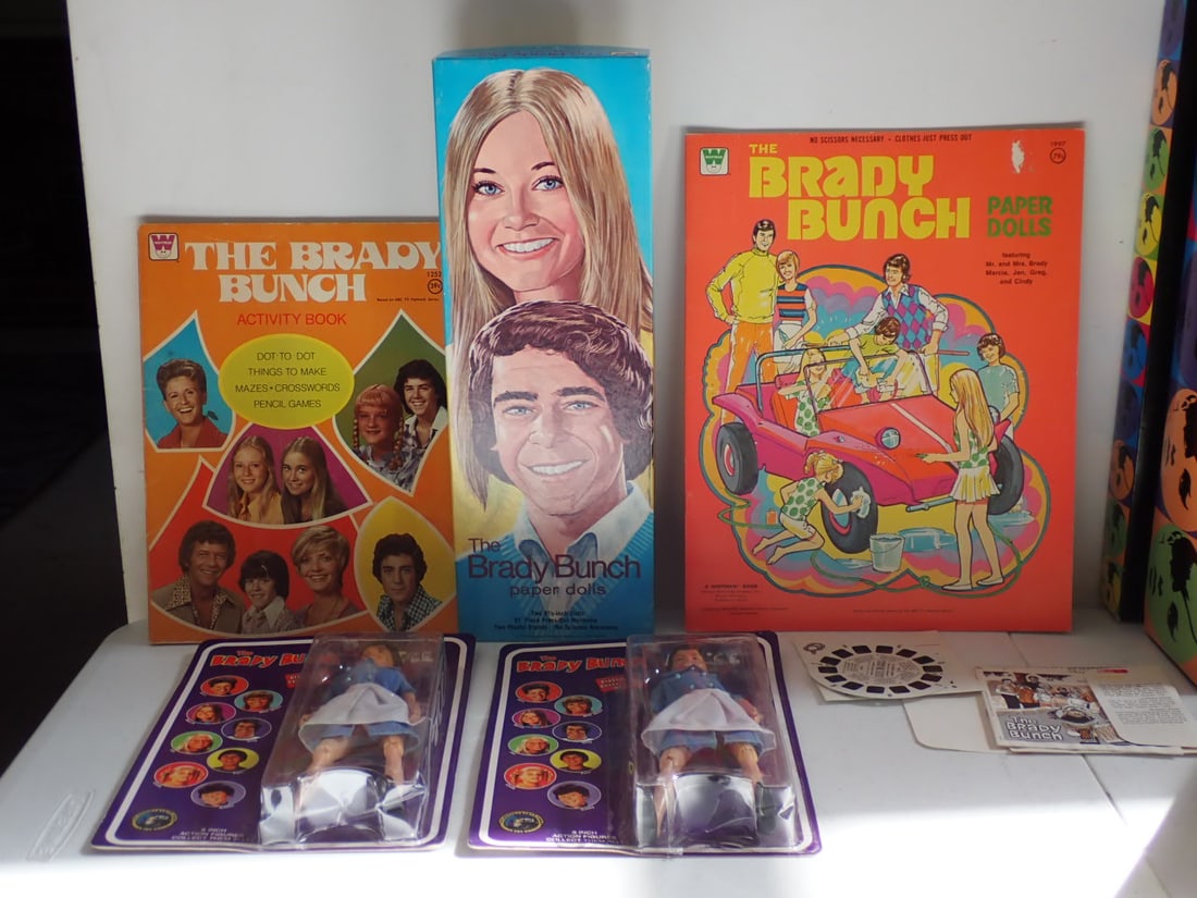 1970s Brady Bunch Paper Dolls, Activity Book, View Master etc. (1 of 14)