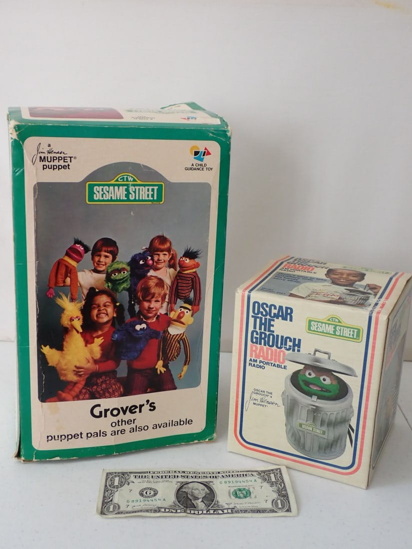 1970 Sesame Street Grover Hand Puppet & Oscar Radio in Box (1 of 17)