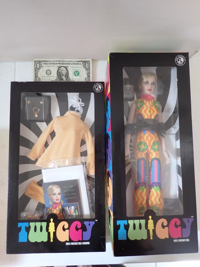 Twiggy 16" Vinyl Portrait Doll & Velour Swing Dress MIB (1 of 20)