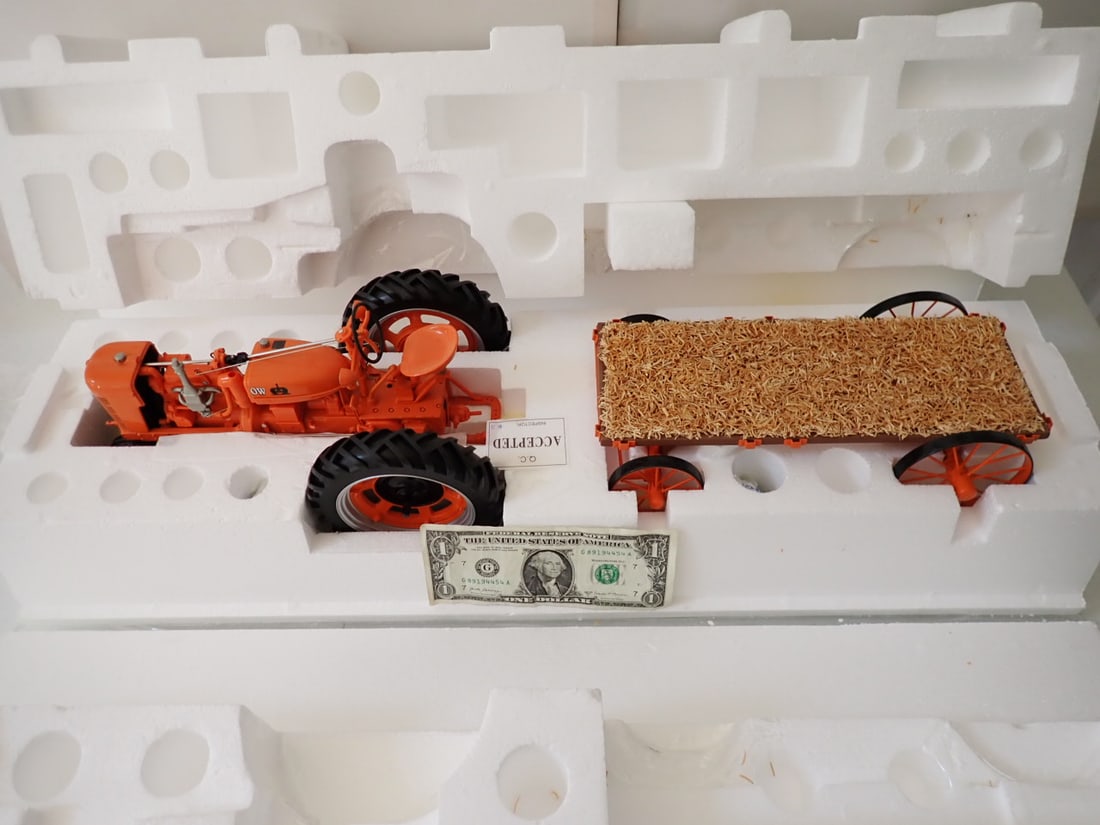 Franklin Mint Farmall Halloween Tractor and Wagon (1 of 12)