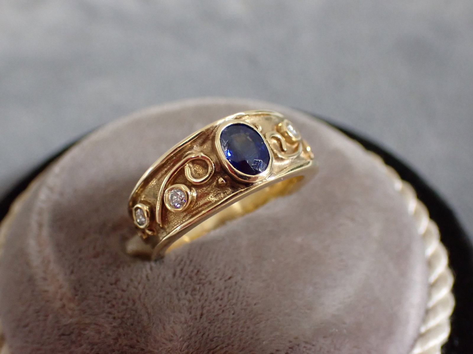 14K Sapphire and Diamond Ring - Size 6 1/4: - Total Grams - 7.3