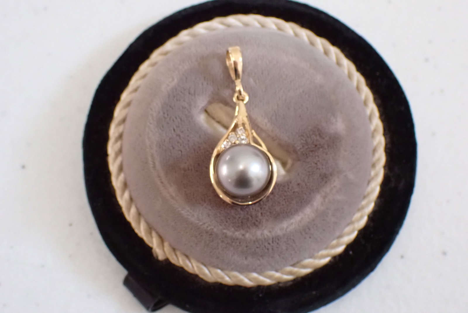 14K Yellow Gold Tahitian Pearl with Diamond Pendant: Total Grams Weight 4.2