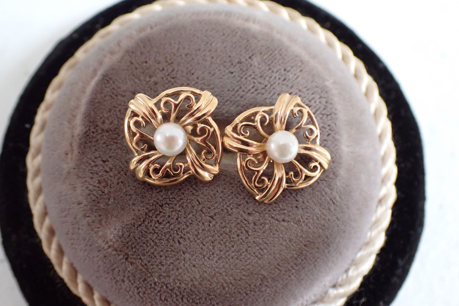 14K Cultured Aroya Pearl Earrings: Total Grams Weight 2.3