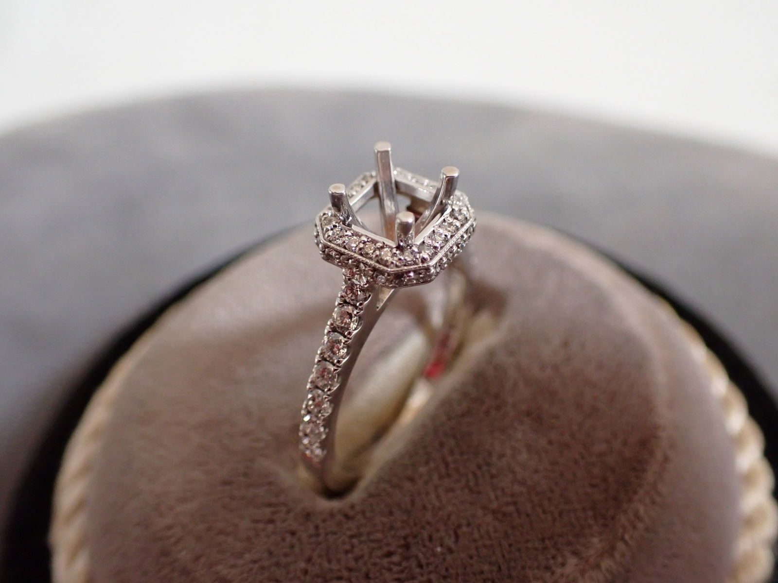 Engagement ring no center stone shop