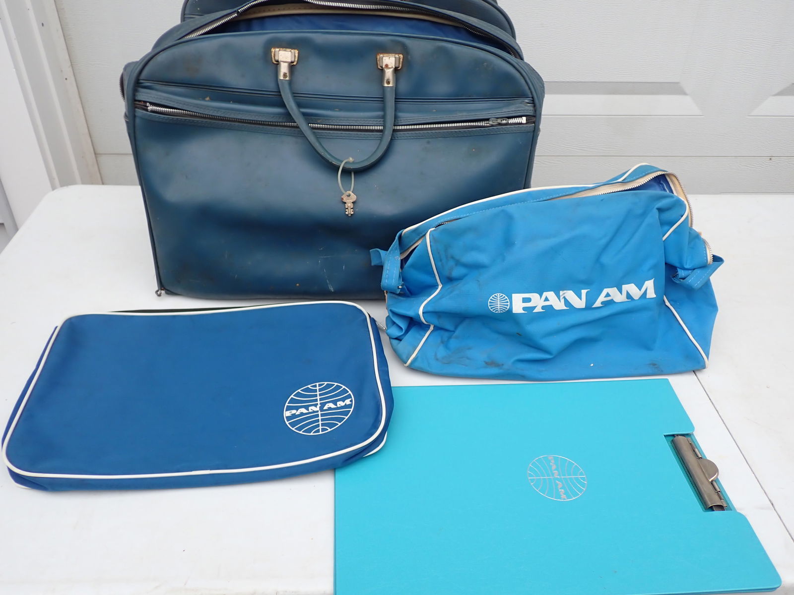 Pan Am Stewardess Travel Bags & Clipboard & 2 Blue Vinyl Bags (1 of 20)