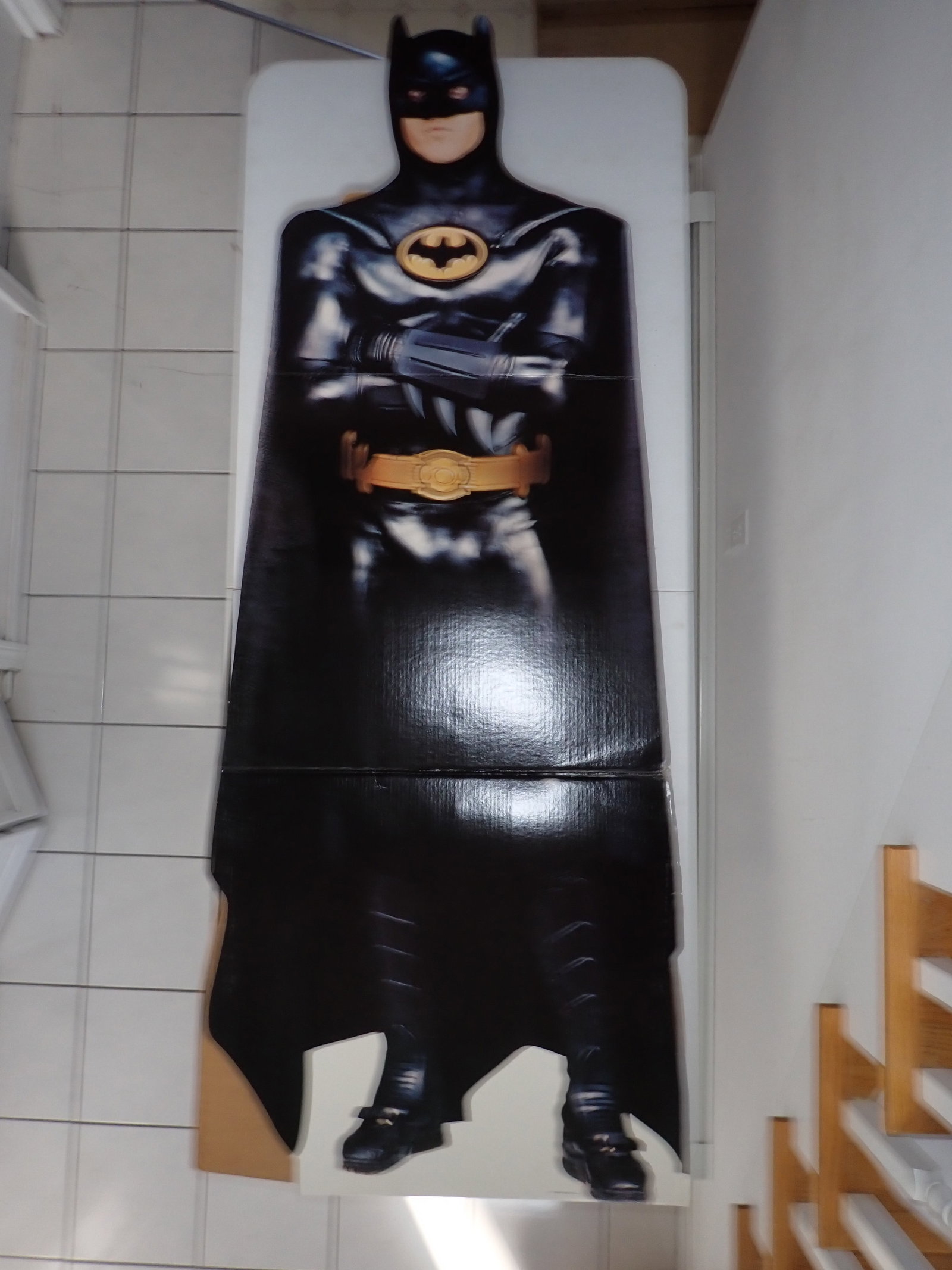 1989 TM and DC Batman Standee: Cardboard has some creasing Video standee in original packaging. 74" high. Cardboard has some creasing around perforations. Box has some wear, otherwise good condition.