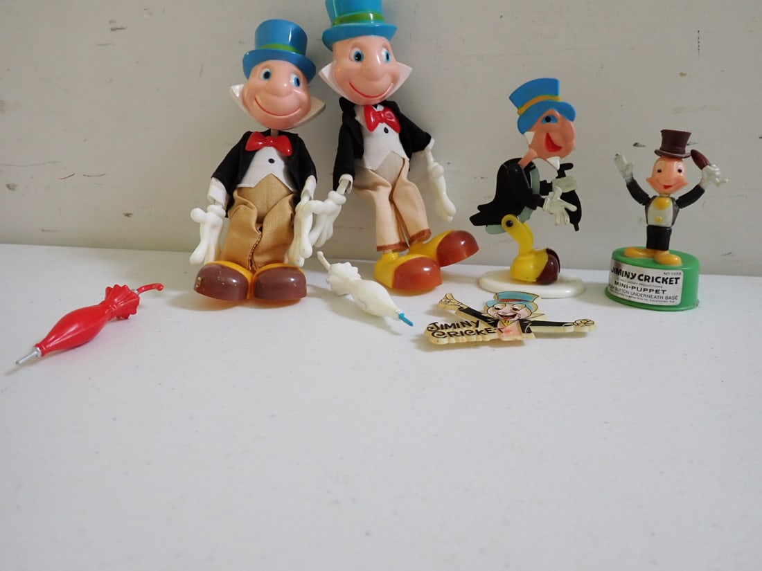 (2) 60's Marx Disney Twistoys Bendies, Kohner Brothers Puppet, etc.: Magnet. 2 are 5 1/2" and 1 is 4". Comes with Umbrellas. 2 Marx Figures have some light wear. The puppet has some glue marks on revers and minor paint loss. The magnet has some discoloration. Other pie