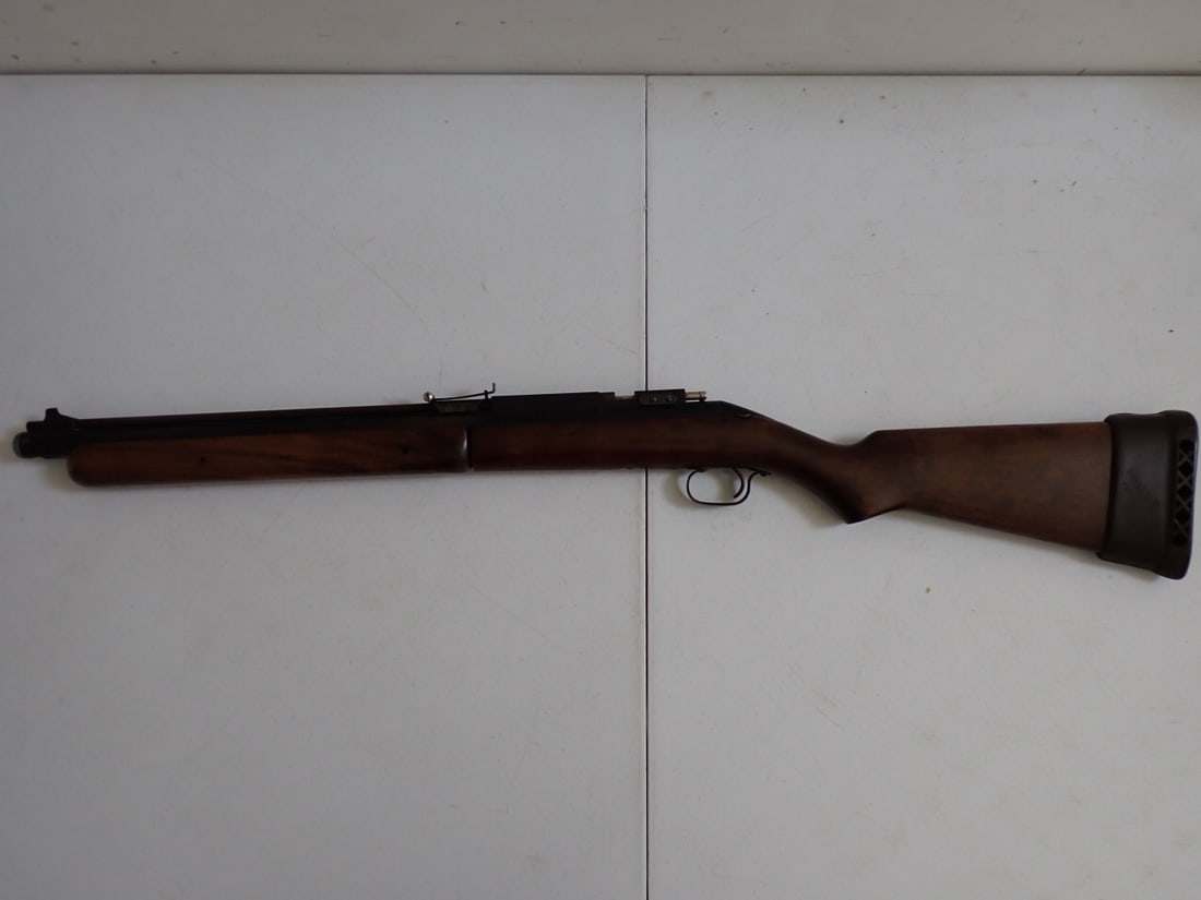Sheridan "Blue Streak" Pellet Gun: 38" Length. 15 1/2" Barrel. Stock has a little staining. Untested.