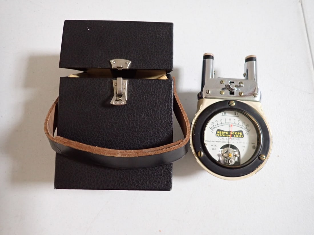 Nervo-scope Chiropractic device Model AD2 Type P: Nervo-Scope, Chiropractic; Precision Series, Dual Sensitivity, Model AD2. With Leather Case. Has some wear with some paint loss on back.