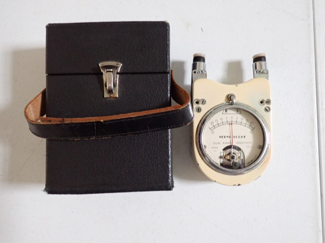 Nervo-scope Chiropractic device Model LA Type 5: Dual Range Sensitivity. Some wear on back. Leather case has light wear. Overall good condition.