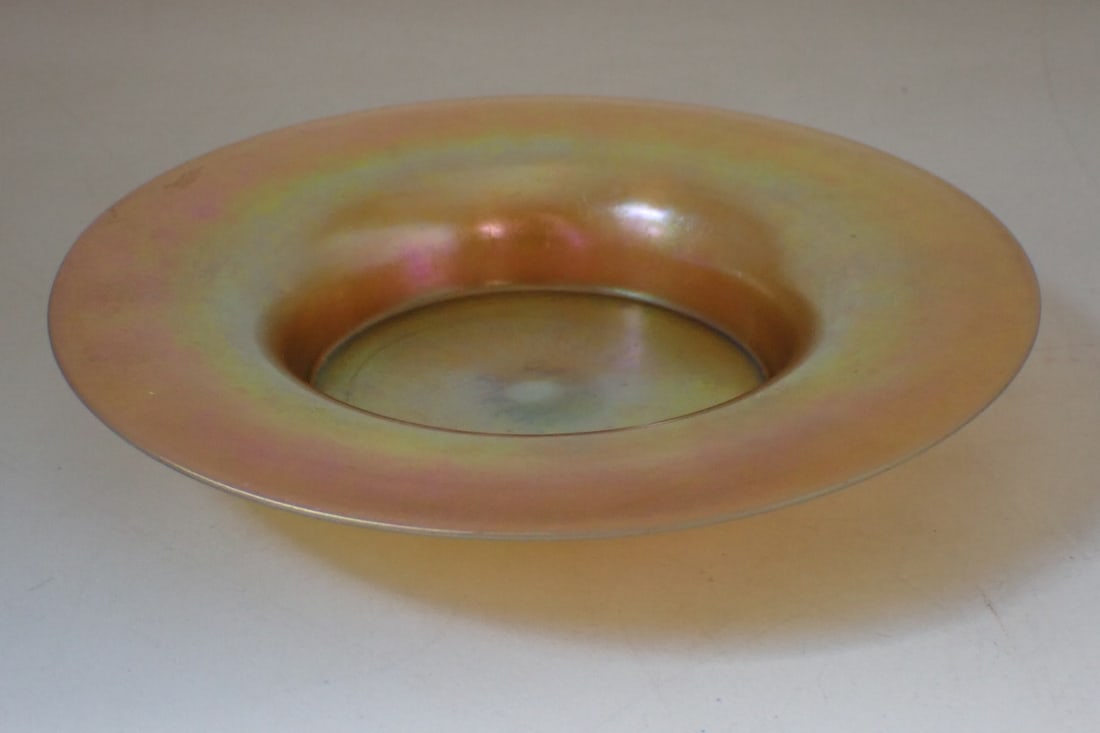 Steuben Art Glass Dish: iridescent gold aurene glass. Marked Aurene D892. 6" diameter x 3/4" high. No cracks or chips. Light wear from use.