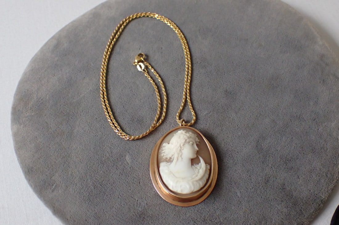 585 14K Gold Chain with 14K Gold Cameo: 20" with 1 3/4" Cameo - Chain only is = 4.7 Grams