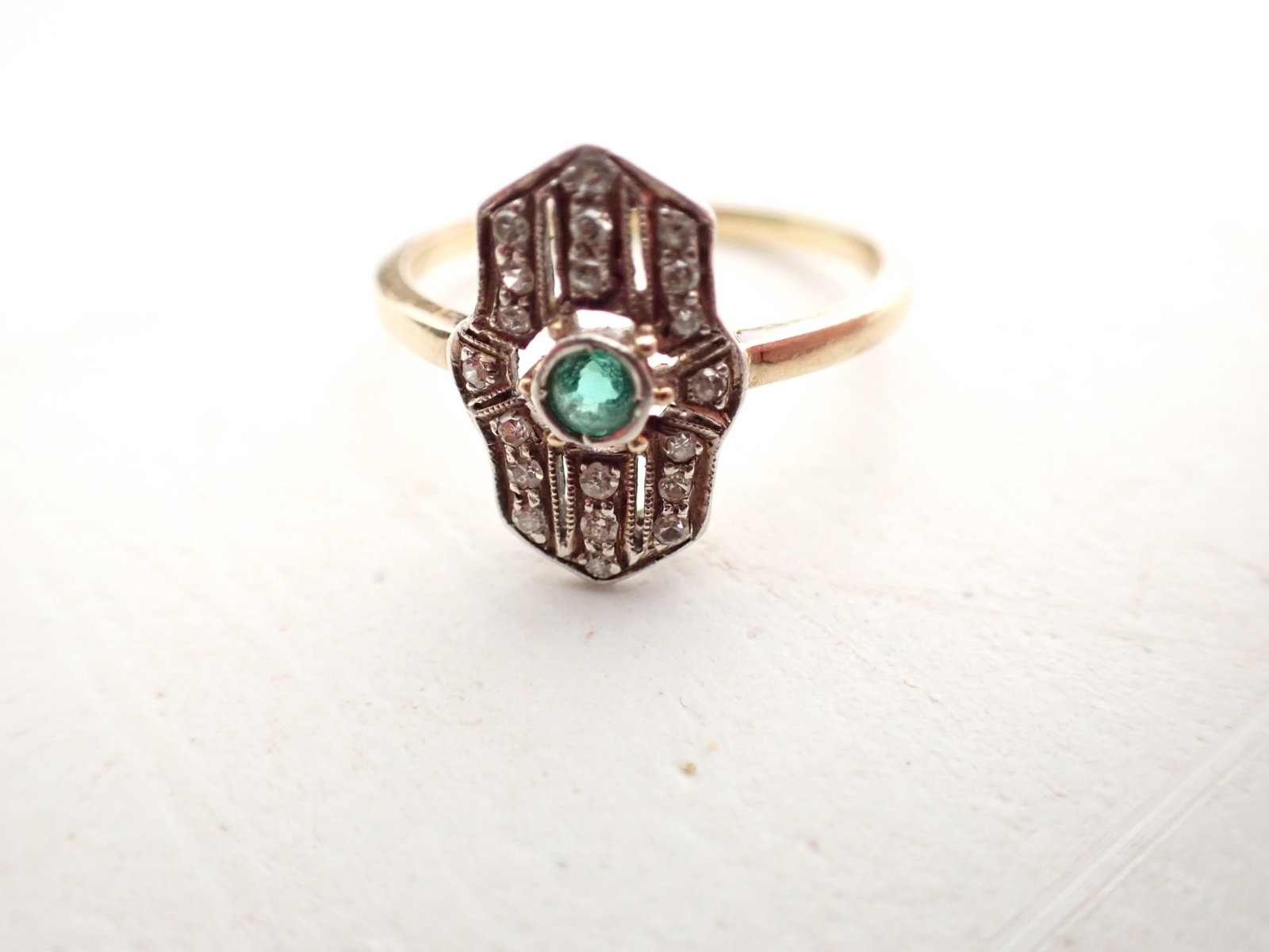 750 18K Gold & Diamond and Emerald Ring.: 3.2 Grams - Size: 9
