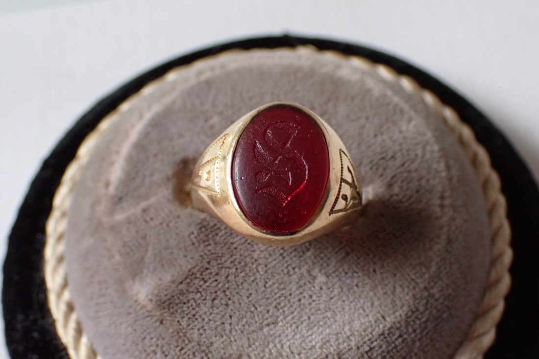 Antique 10K yellow Gold Signet Ring with Carnelian Stone Engraved with S (1 of 10)