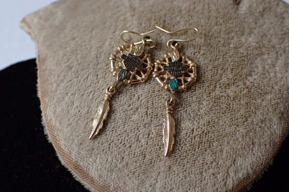 Harley Davidson 10K earrings: Motor Harley-Davidson Cycles. Appx 1 1/2" Long 3.8 Grams